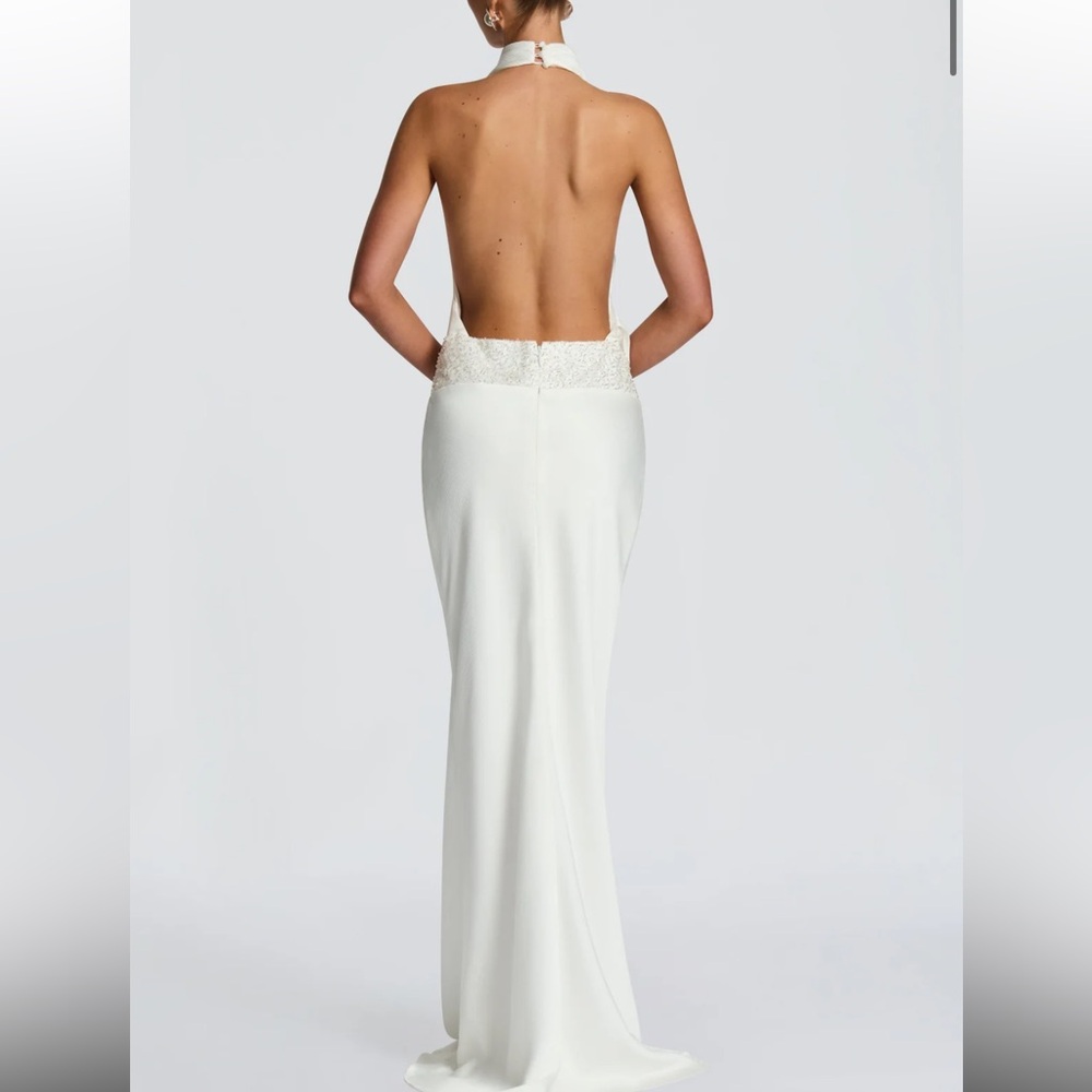 Elegant White Backless Gown - Picture 4 of 7